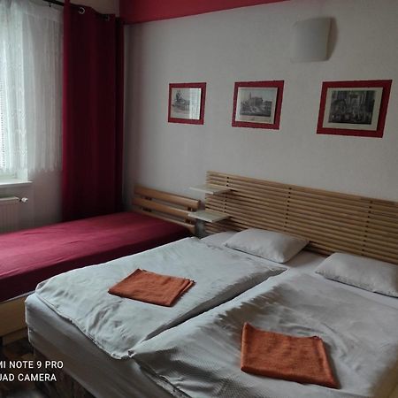 Red Apartment Братислава Екстериор снимка