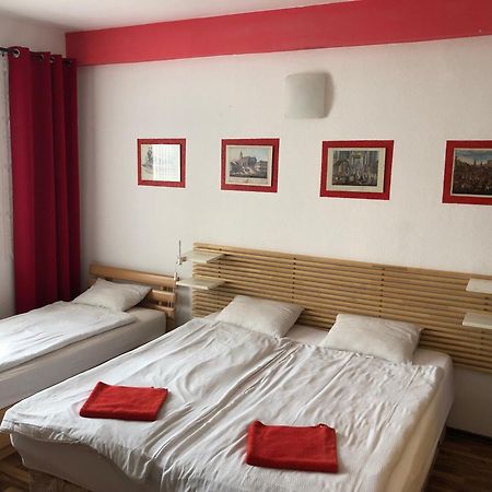 Red Apartment Братислава Екстериор снимка