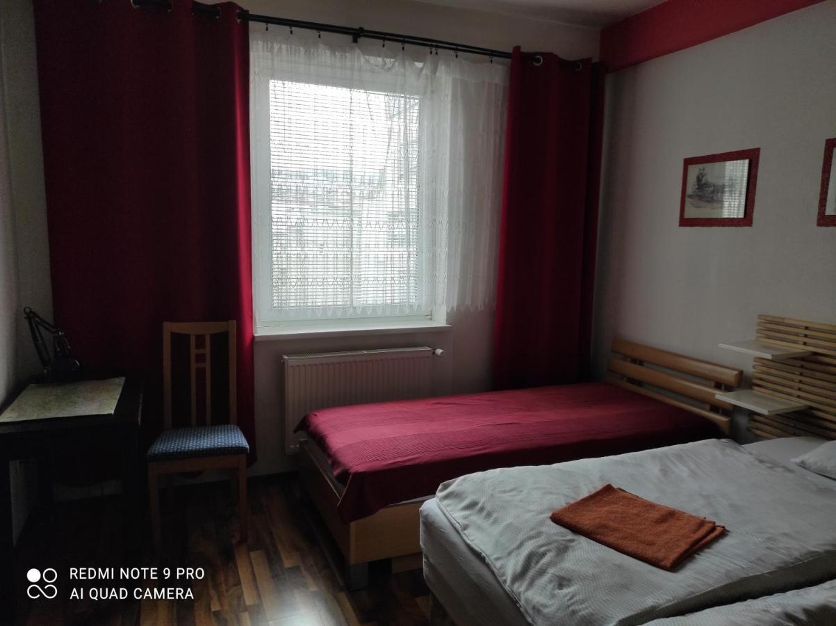 Red Apartment Братислава Екстериор снимка