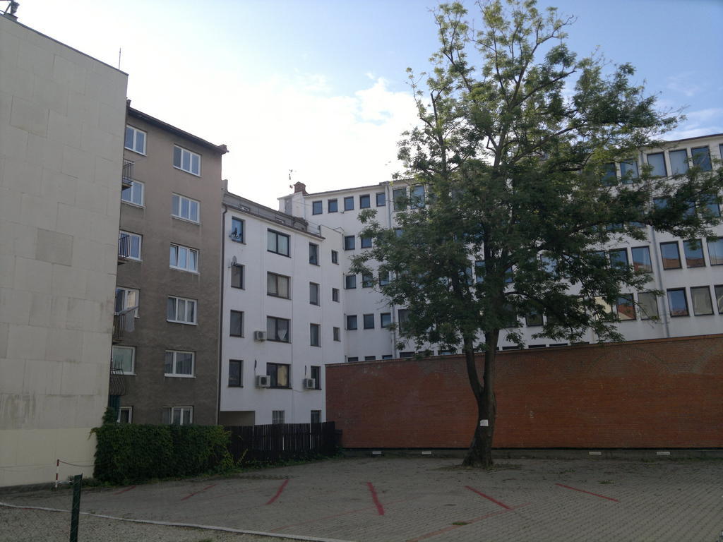 Red Apartment Братислава Екстериор снимка